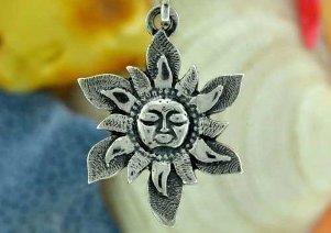Saulės simbolis yra nedidelis sėkmės sėkmės amuletas