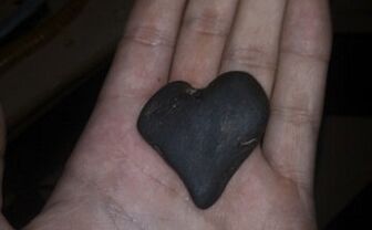 širdies formos akmuo kaip sėkmės talismanas