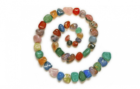 Pasidaryk pats amuletas sėkmei iš spalvotų akmenų