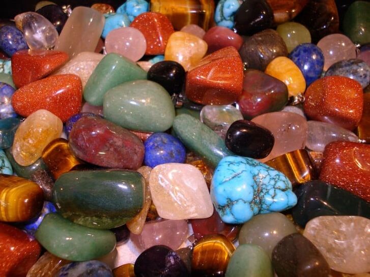 spalvoti akmenys kaip sėkmės talismanai