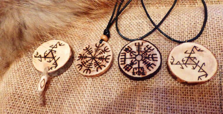 pakabukai su runomis kaip sėkmės talismanai